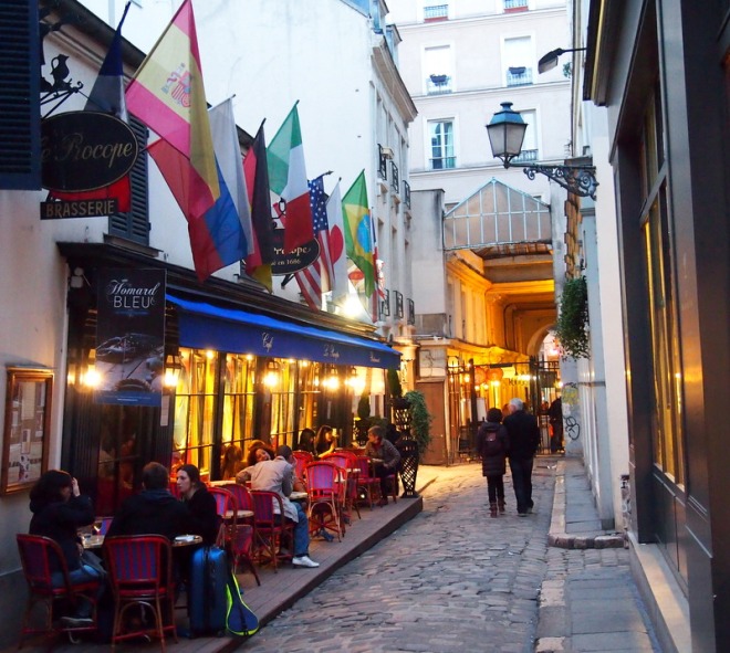 長廊裡有多間古老的咖扉館 § 散步巴黎